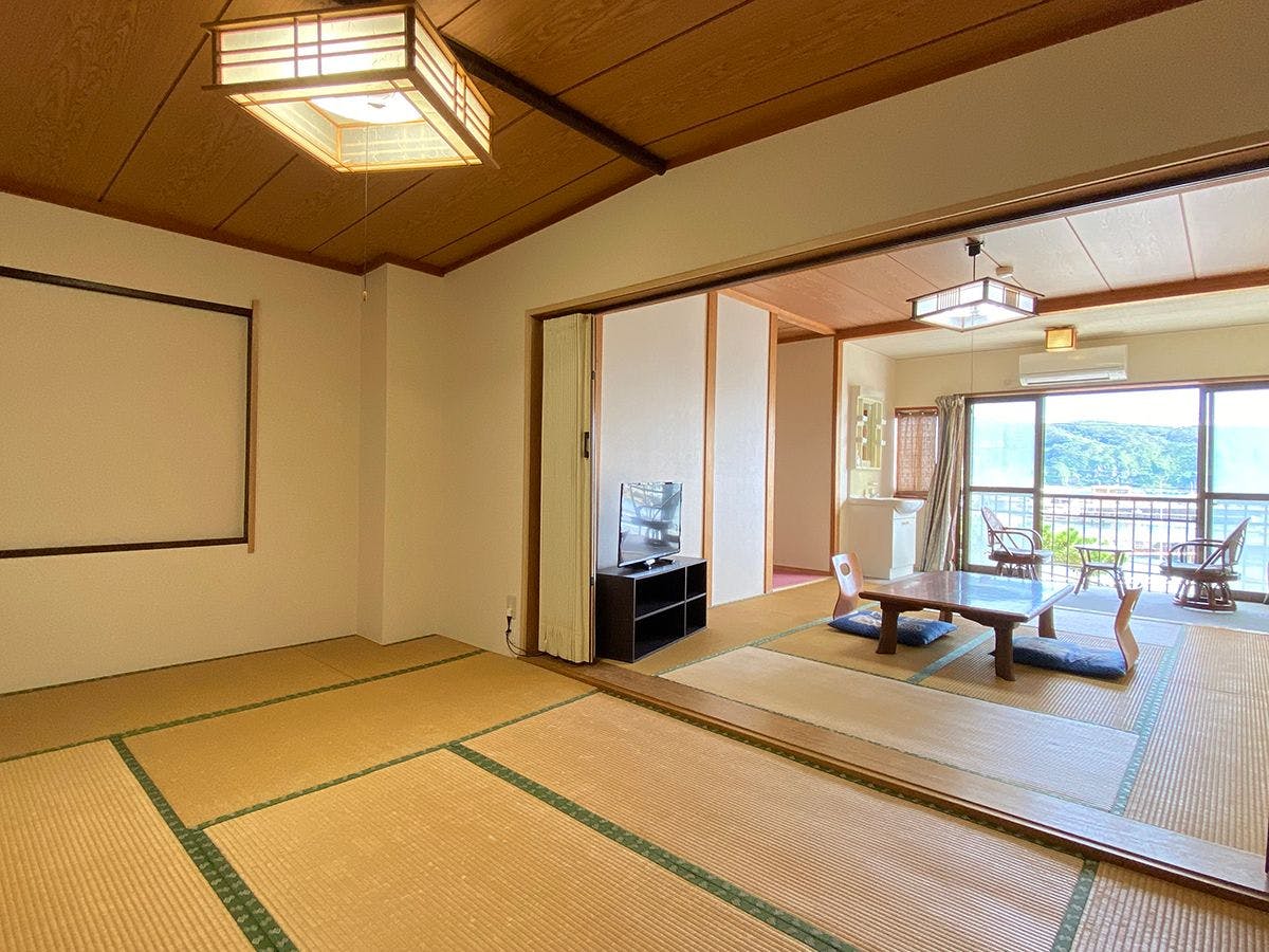 2F ห้องสไตล์ญี่ปุ่นสองห้อง พร้อมระเบียงกว้าง รองรับได้ถึง 5 ท่าน