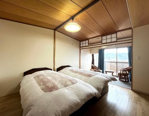 ３F洋室ツイン バストイレ広縁ウッドデッキ