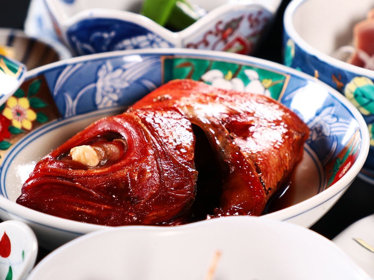 อาหารเย็น: เพลิดเพลินกับรสชาติของเกาะ.