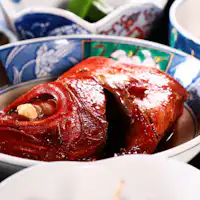 อาหารเย็น: เพลิดเพลินกับรสชาติของเกาะ.