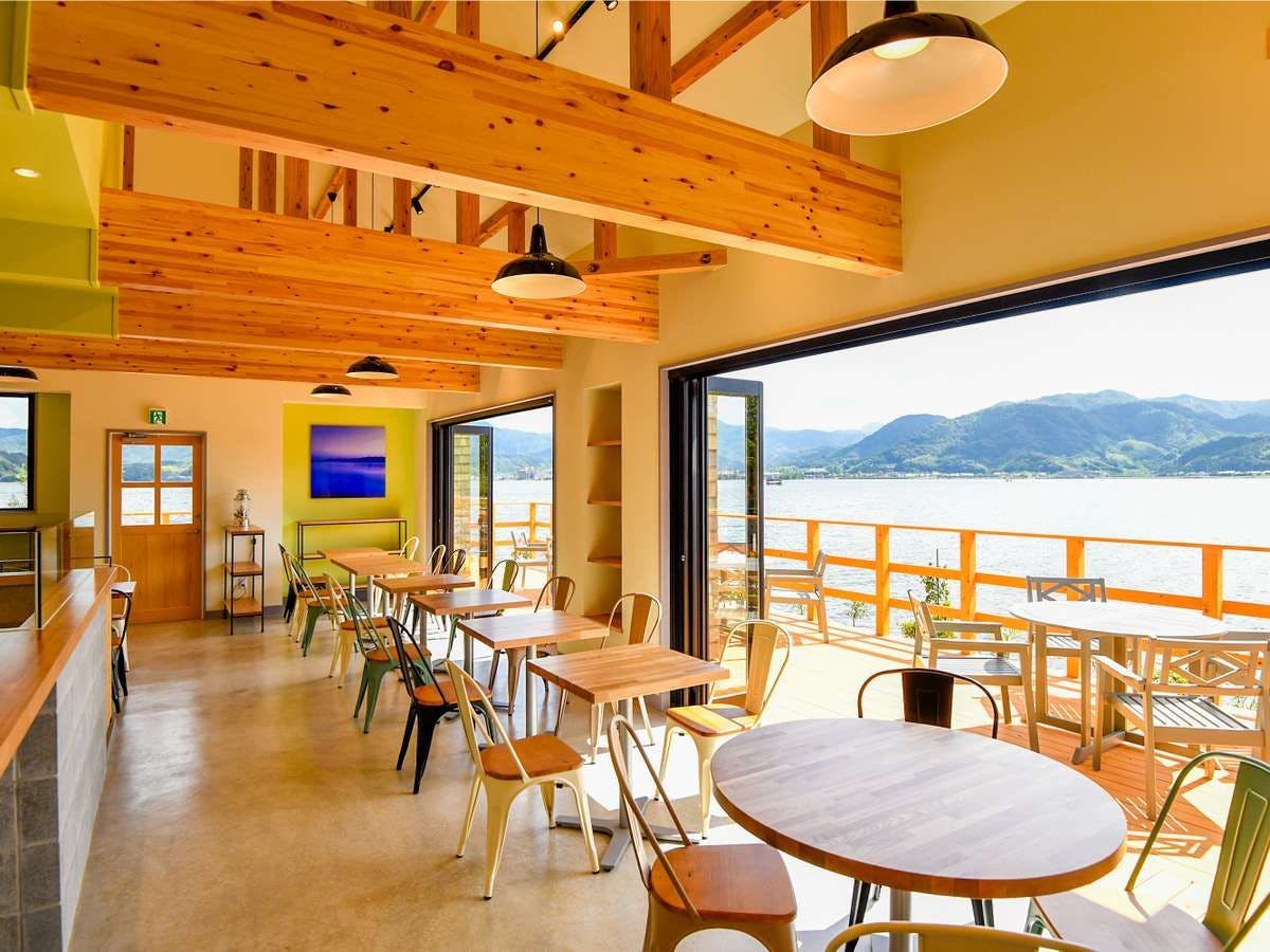 เพลิดเพลินกับพิซซ่าแท้ที่อบด้วยเตาไม้ที่คาเฟ่