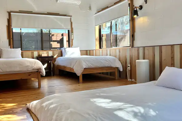 2 tempat tidur untuk 2 orang, 2 tempat tidur + futon untuk 3 orang atau lebih