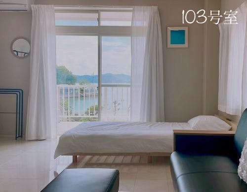 お部屋にはソファとオットマンがあります。