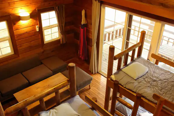 กระท่อมไม้พร้อมระเบียง