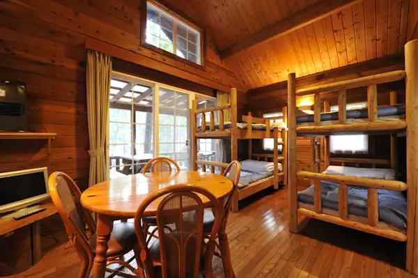 กระท่อมไม้พร้อมระเบียง