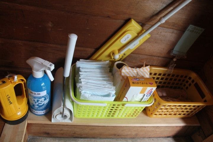 Barang-barang untuk anjing di kamar tamu