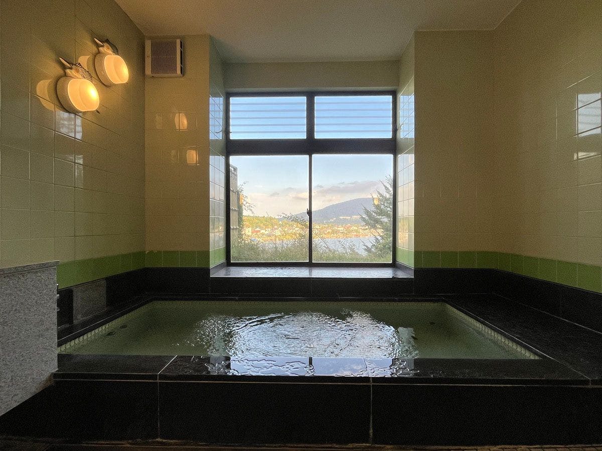 ห้องอาบน้ำชาย: เปิดให้บริการตลอด 24 ชั่วโมง