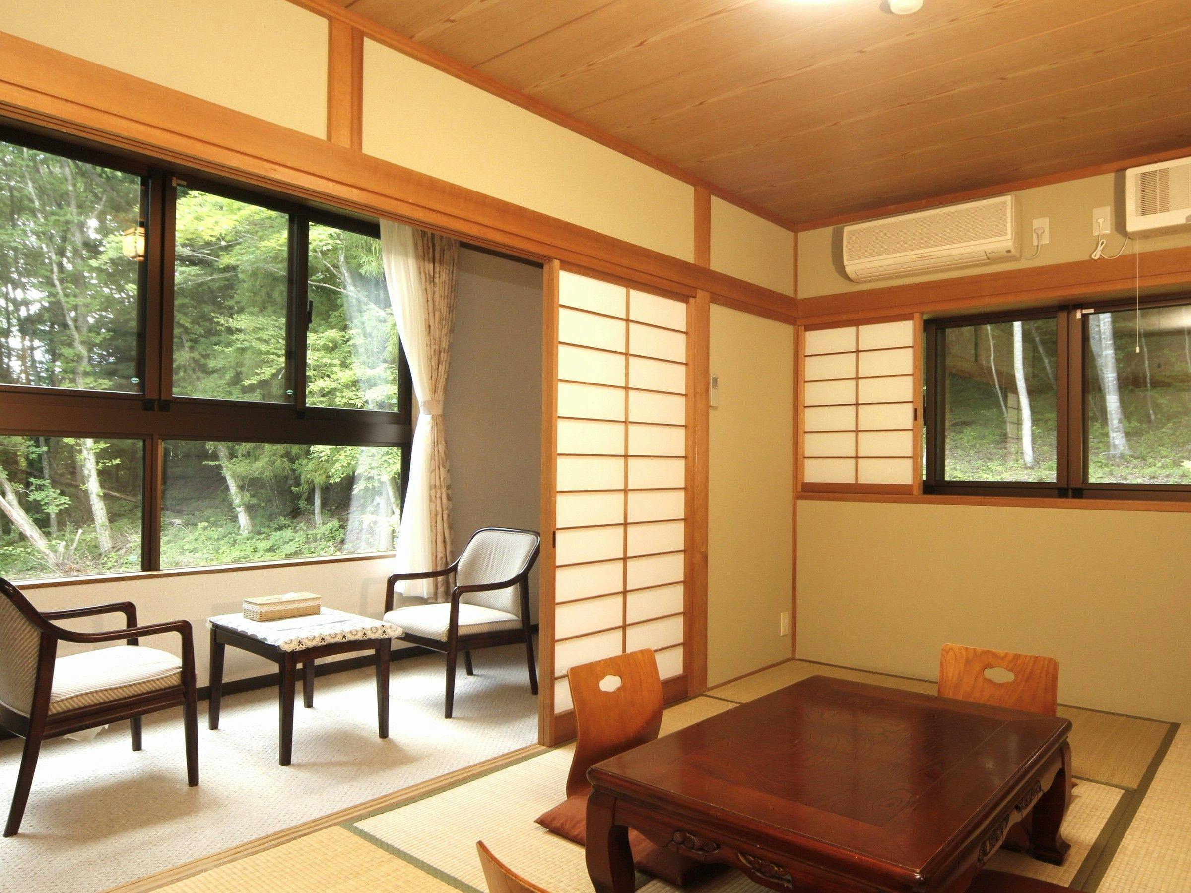 นี่คือห้องสไตล์ญี่ปุ่นที่กว้างขวางพร้อมวิวทะเลสาบ