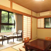 นี่คือห้องสไตล์ญี่ปุ่นที่กว้างขวางพร้อมวิวทะเลสาบ