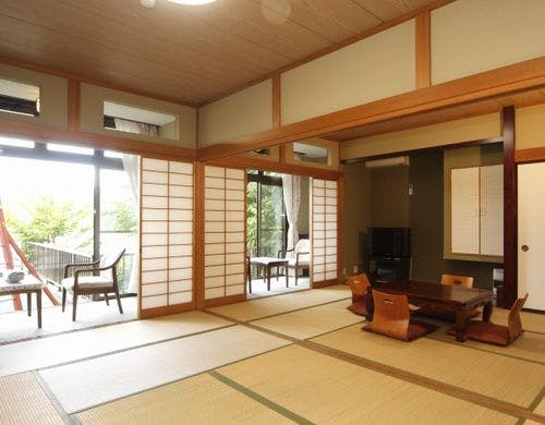 湖を見渡す広々とした和室です。