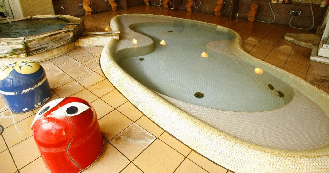 오카모토 타로 디자인 대욕장 '타로상 목욕탕'