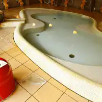 오카모토 타로 디자인 대욕장 '타로상 목욕탕'