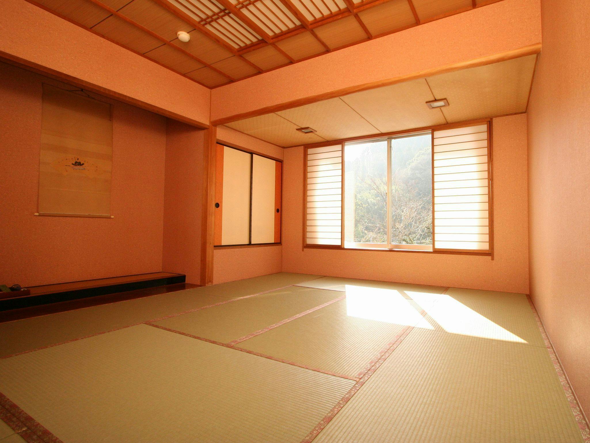 노천탕이 있는 준특별실 '마루야마'의 옆방은 10첩입니다.