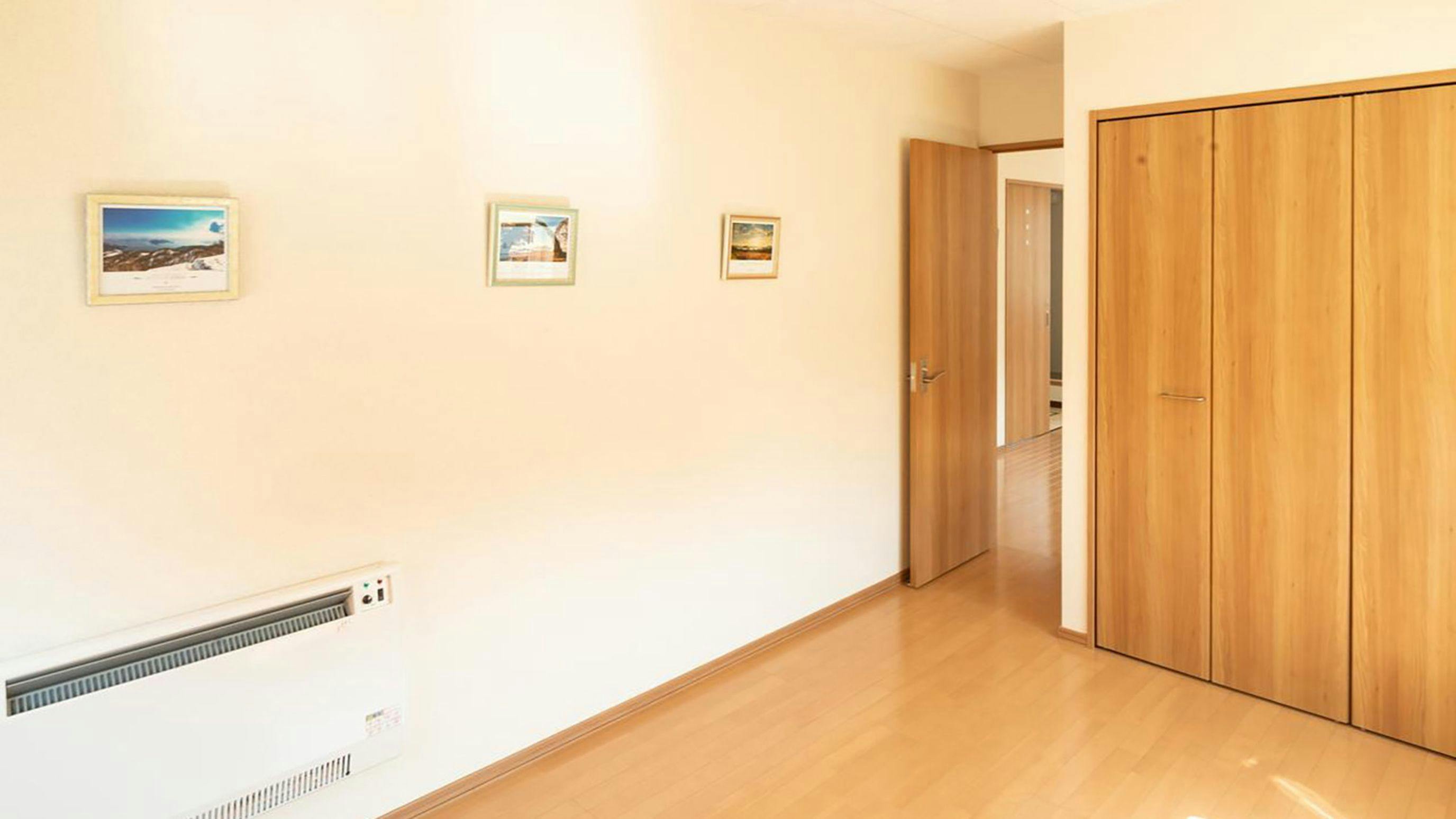 ห้องพักแบบสามเตียง (ห้องน้ำและห้องสุขาใช้ร่วมกัน)