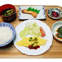 อาหารเช้าเปลี่ยนทุกวัน จานบริการตนเอง.