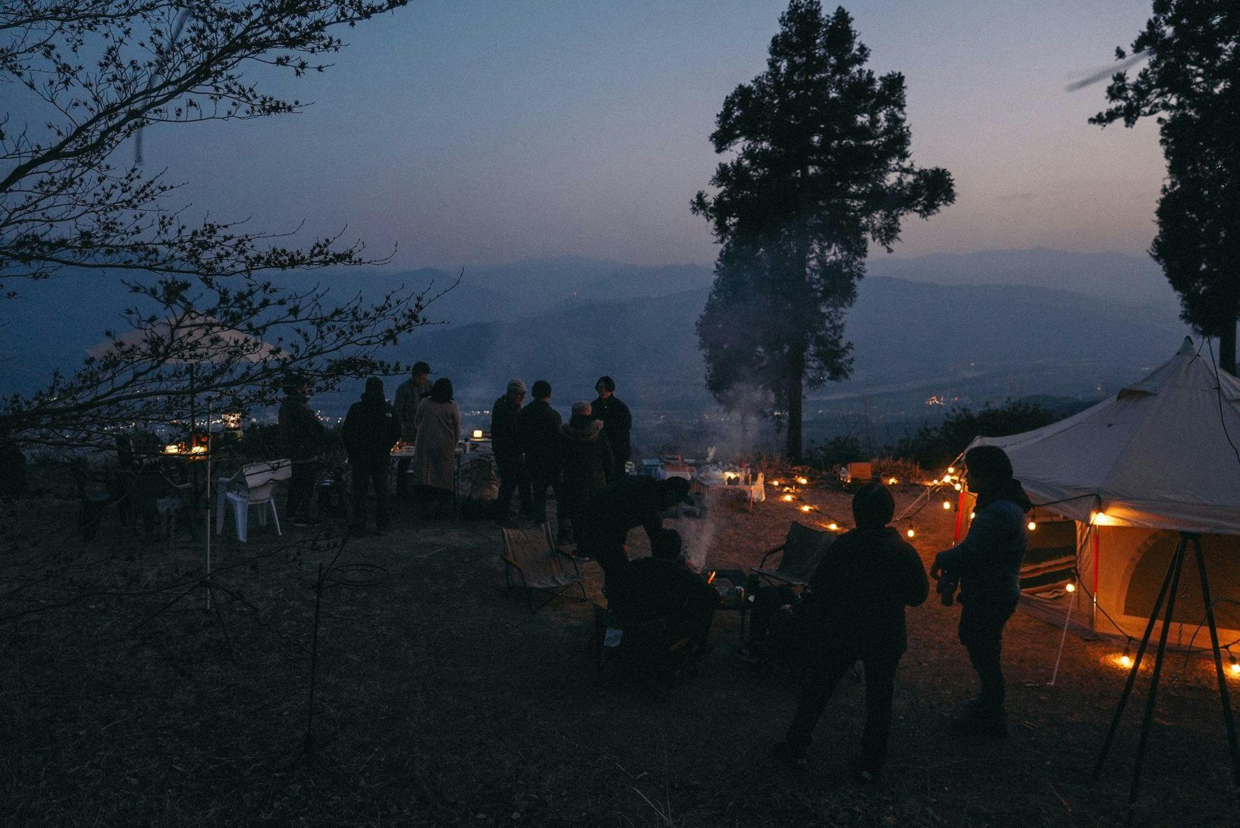 คุณสามารถกางเต็นท์และตั้งแคมป์ในลานได้