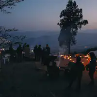 คุณสามารถกางเต็นท์และตั้งแคมป์ในลานได้