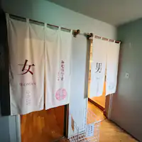 ทางเข้าห้องอาบน้ำฝักบัว