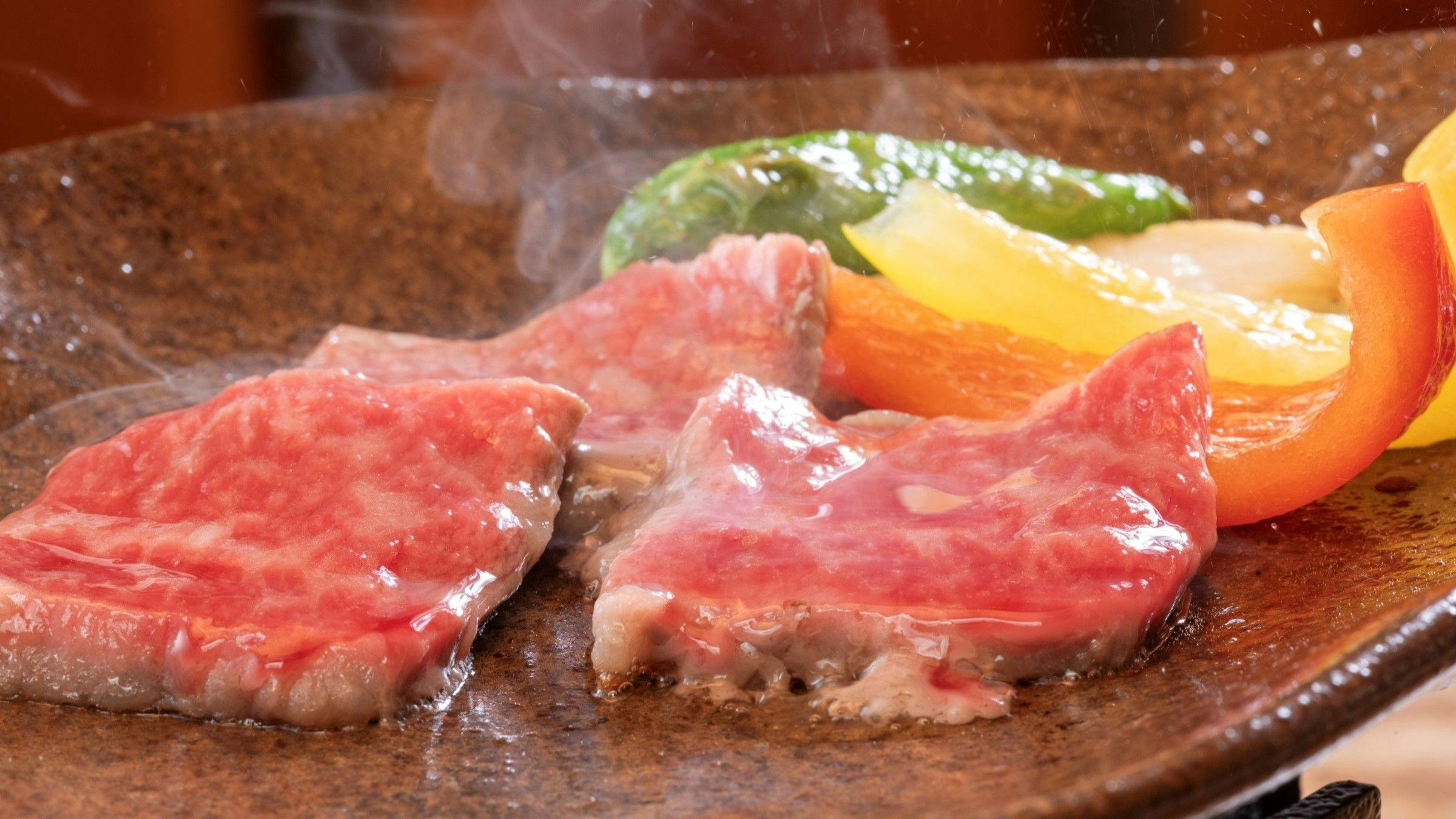 บาร์บีคิวบนโต๊ะ "เนื้อวัวอาชิการะย่างบนแผ่นเซรามิก"