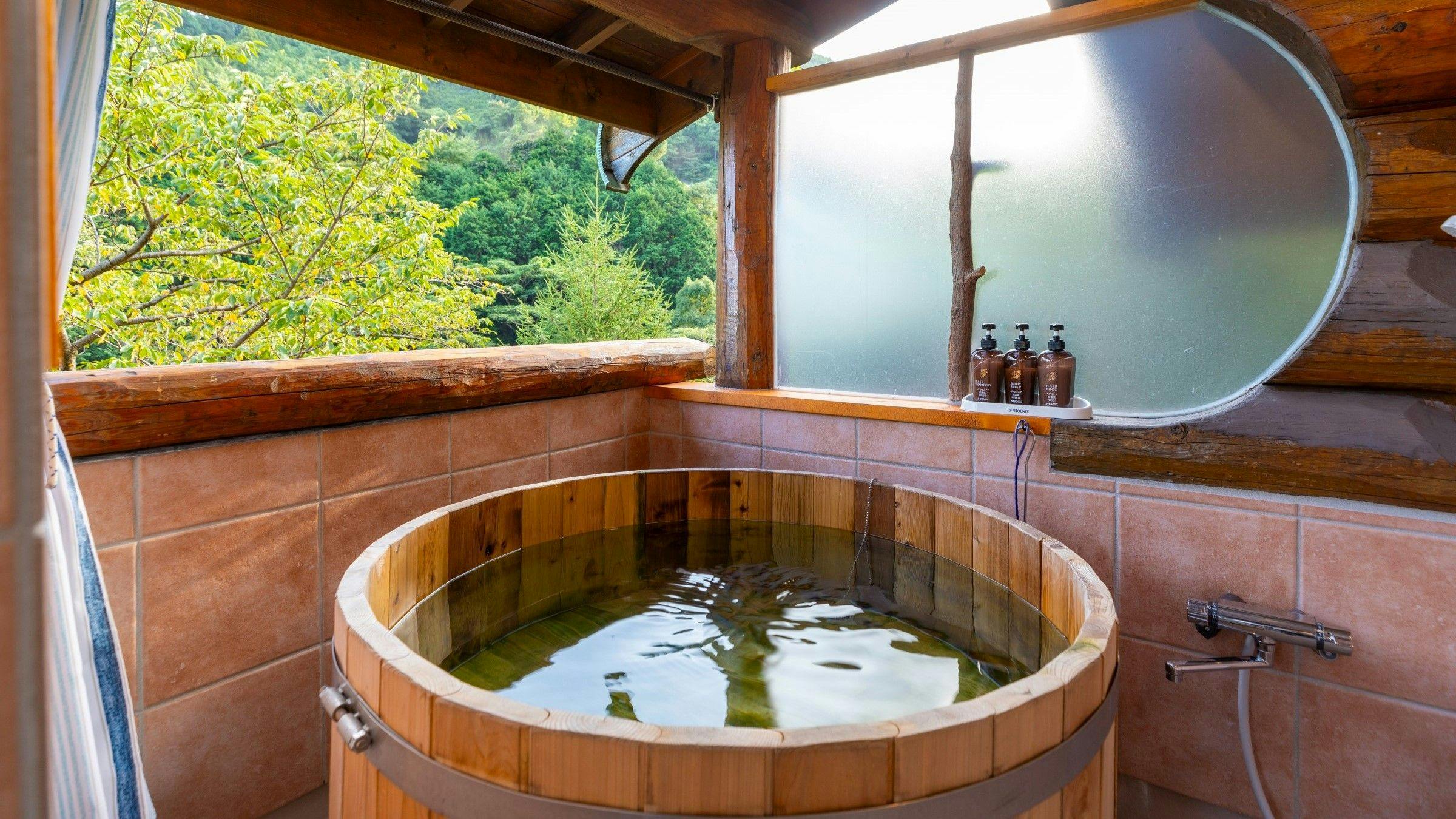 ห้องพักพร้อมอ่างอาบน้ำกลางแจ้งบนระเบียง