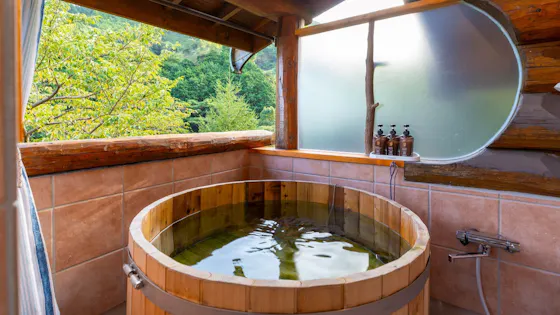 ห้องพักพร้อมอ่างอาบน้ำกลางแจ้งบนระเบียง