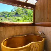 ห้องน้ำในห้องพักที่ได้รับแรงบันดาลใจจากเรือ 'คาเปลลา'