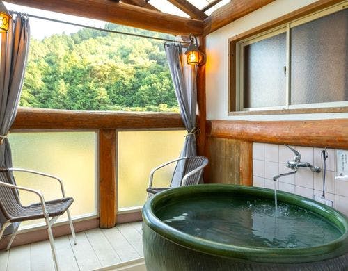 離れ露天風呂付き客室の露天風呂