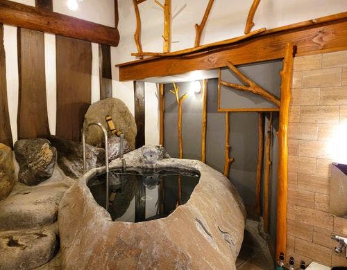 【あなぐら飛龍】10トン巨石の温泉露天風呂