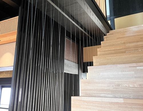 2階へと続く階段