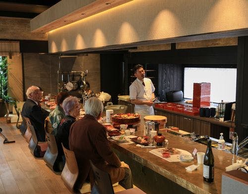 カウンターを挟んで。