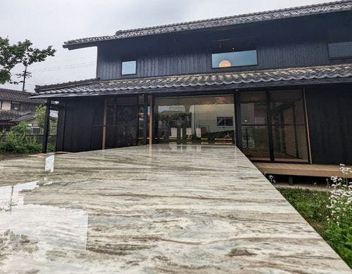 室内から続く8Mの大理石テーブル