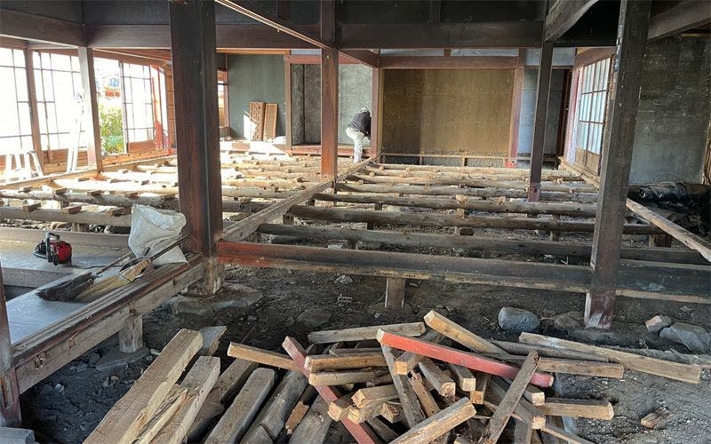 ระเบียงฤดูใบไม้ผลิก่อนการปรับปรุง