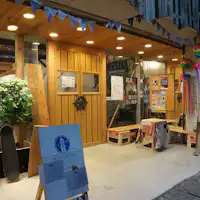 ทางเข้าในยามค่ำคืน