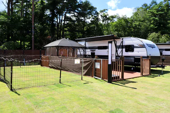 ภายนอกของบ้านรถพ่วงพร้อมลานวิ่งเล่นสำหรับสุนัขขนาดเล็ก