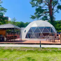 เต็นท์โดมพร้อมลานวิ่งสำหรับสุนัข