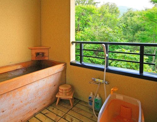 【客室備品一例】テレビ、空気清浄機など