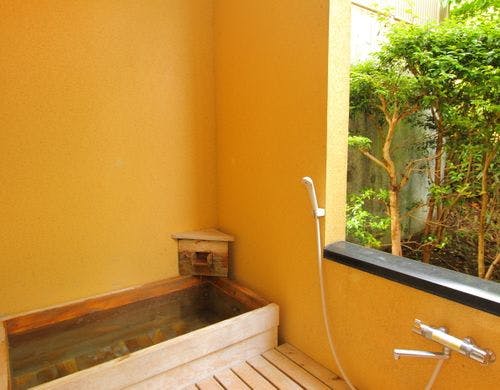 【客室備品一例】テレビ、空気清浄機など