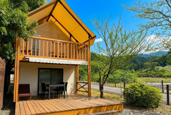 Tenda glamping dua lantai. Maksimal hingga 6 tamu.