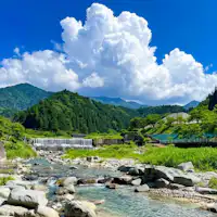 Sungai Yubune yang mengalir tepat di depan Anda