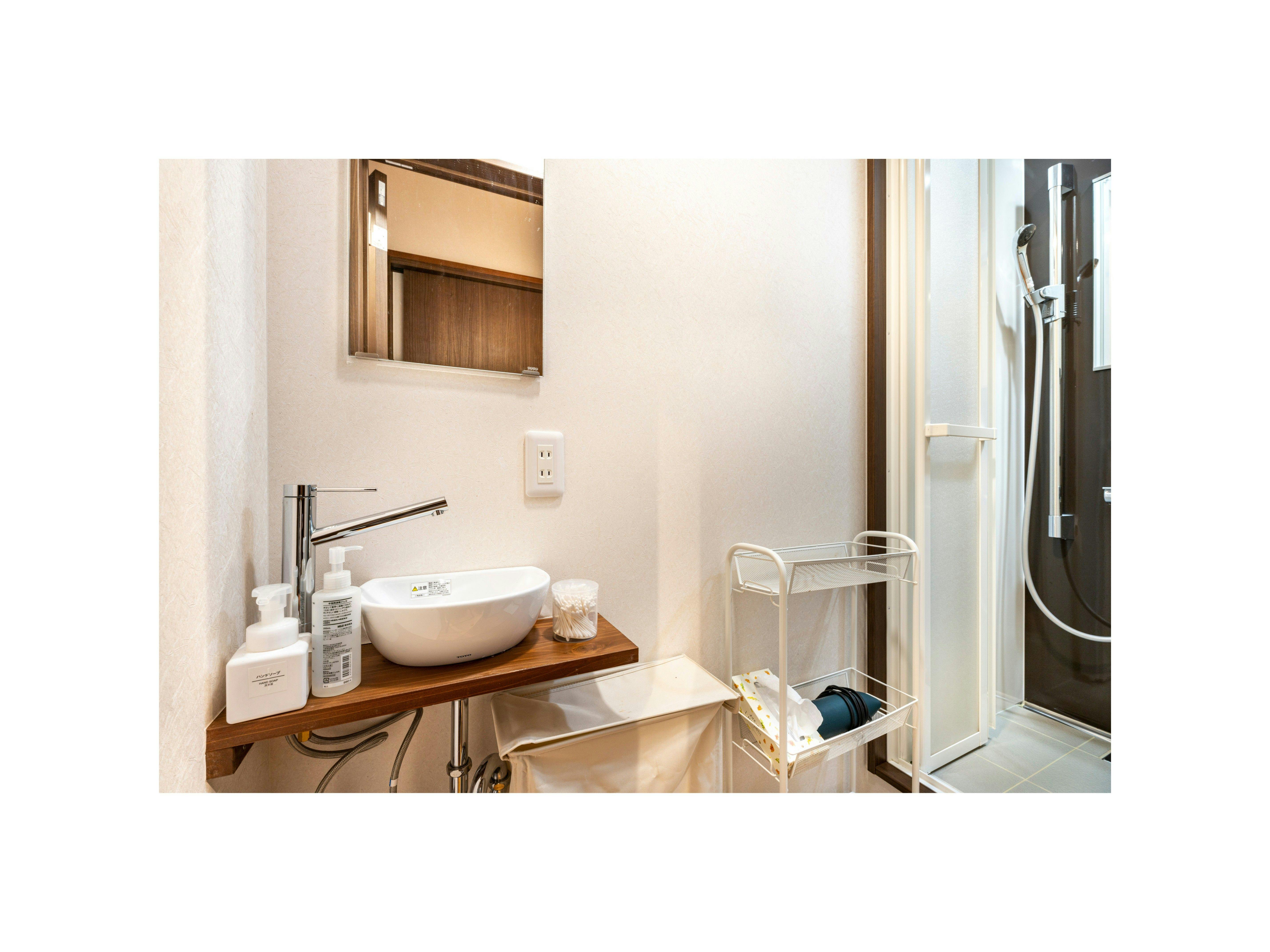 ห้องเปลี่ยนเสื้อผ้าและห้องอาบน้ำรวมสำหรับชายและหญิง