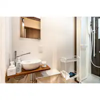 ห้องเปลี่ยนเสื้อผ้าและห้องอาบน้ำรวมสำหรับชายและหญิง