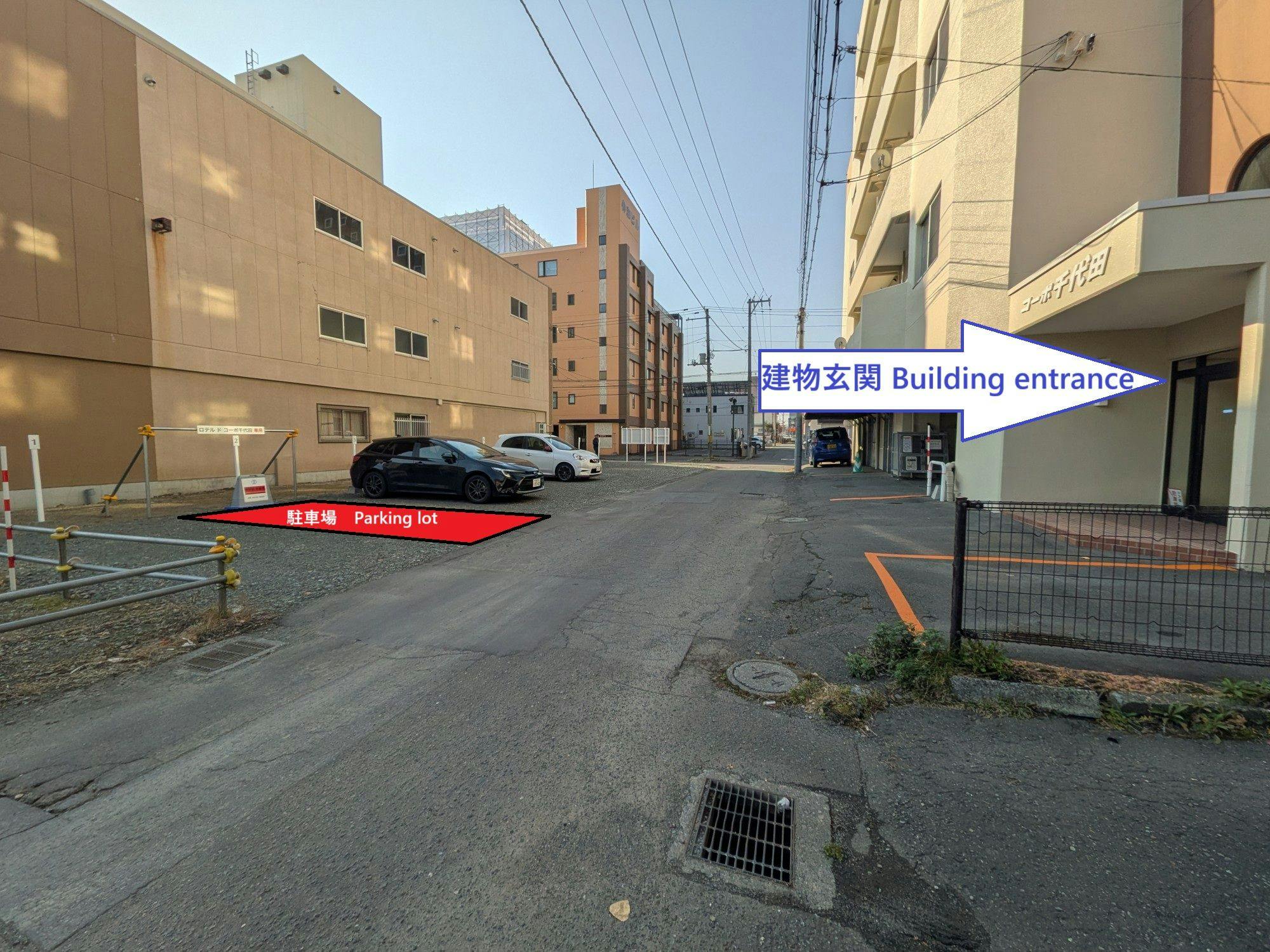 รูปภาพแสดงความสัมพันธ์ระหว่างทางเข้าอาคารและที่จอดรถ