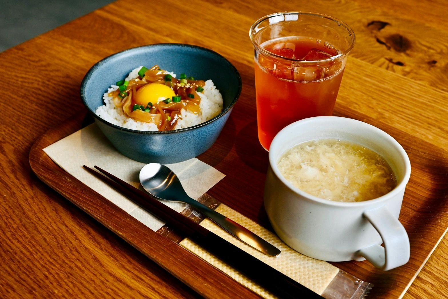 使用島上魷魚製作的早餐大小丼飯