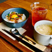 使用島上魷魚製作的早餐大小丼飯