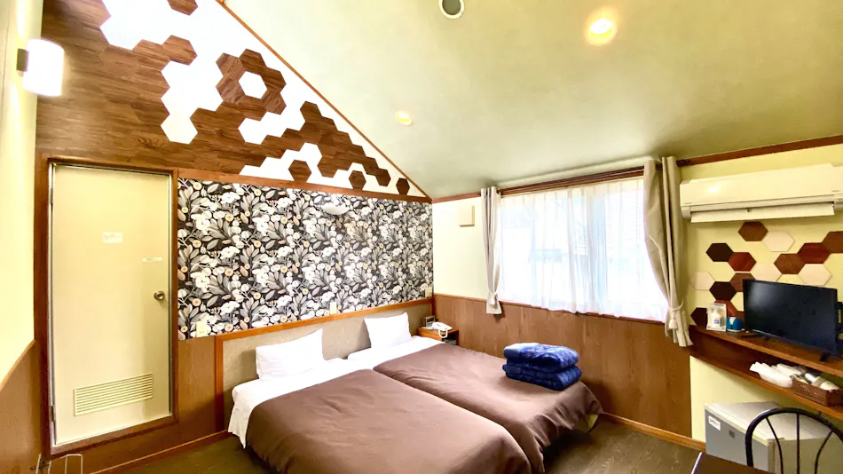 Berza Cat: Private Onsen with 5 Saunas, All-You-Can-Eat & Drink Pork Shabu and Alcohol