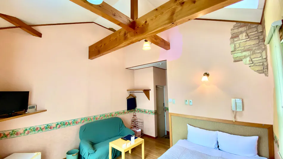 Berza Cat: Private Onsen with 5 Saunas, All-You-Can-Eat & Drink Pork Shabu and Alcohol