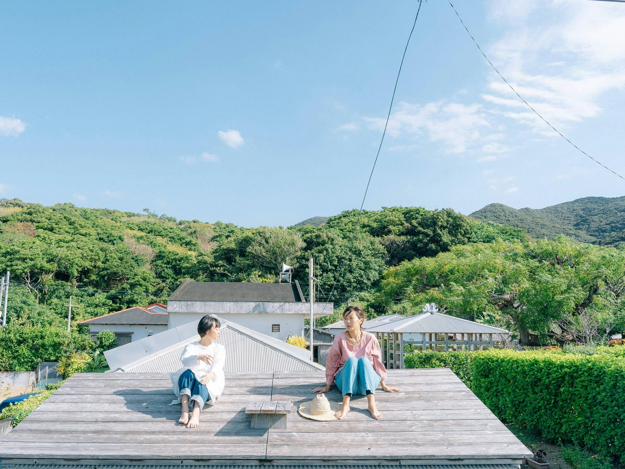 ภายนอกของที่พักที่มีหลังคามองเห็นทะเล