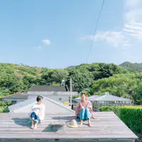 ภายนอกของที่พักที่มีหลังคามองเห็นทะเล