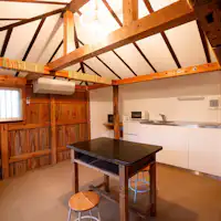 <ที่พักหลังคามองเห็นทะเล>ภายในและพื้นที่รับประทานอาหาร