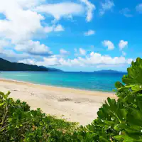 ภาพบรรยากาศรอบๆ ที่พักที่มีหลังคามองเห็นทะเล